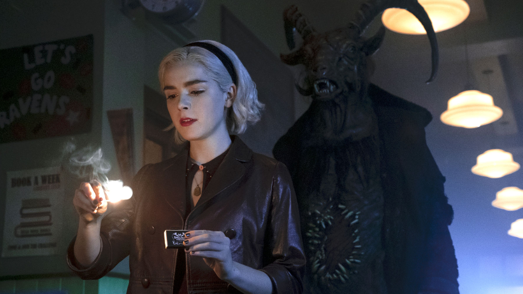 На прошлой неделе на Netflix вышел второй сезон «Леденящих душу приключений Сабрины» (Chilling Adventures of Sabrina). Мы с ним ознакомились — и делимся мнением о его многочисленных проблемах, которые, на наш взгляд, все-таки меркнут по сравнению с достоинствами ближе к финалу сезона. Поэтому в тексте встречаются незначительные спойлеры — в разговоре про новую часть приключений Сабрины без них просто не обойтись.
