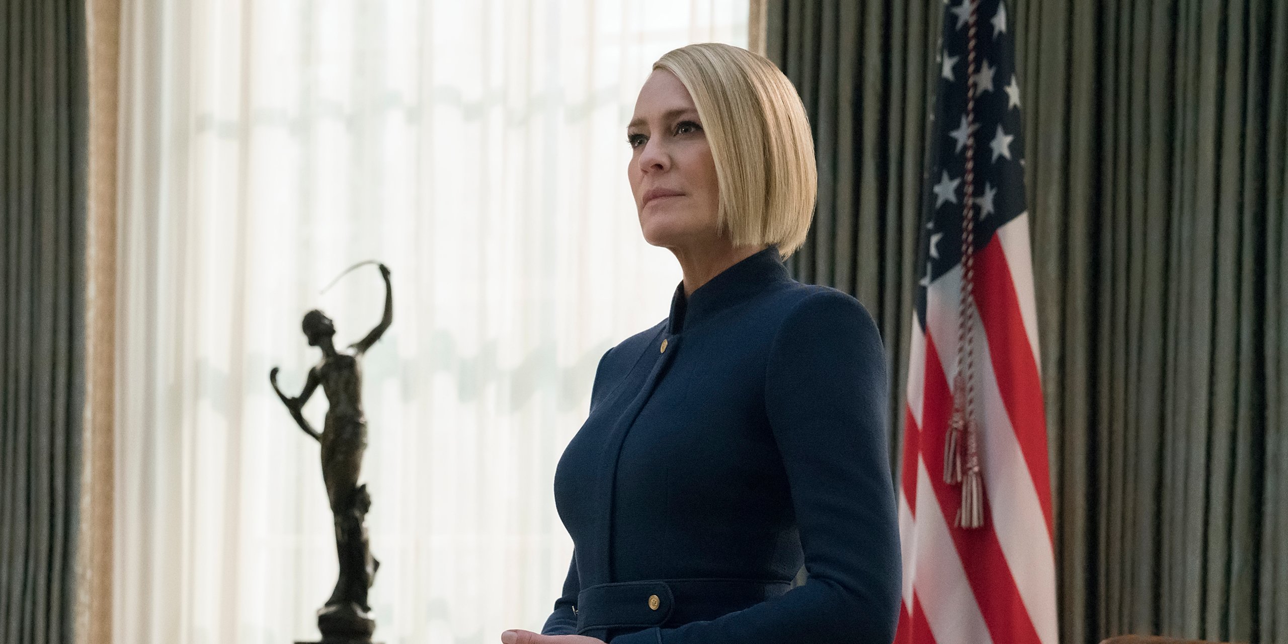 2 ноября Netflix выложил 8 эпизодов шестого и последнего сезона «Карточного домика». Именно 8, а не 13, как во всех предыдущих сезонах. Заключительную главу первого крупного телешоу Netflix преследовали сложности на нескольких этапах производства, поэтому неудивительно, что результат вышел довольно спорным.