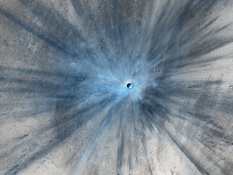 А это фото свежего кратера на Марсе. Хорошо видна зона удара и «обожженные» участки вокруг места столкновения. 