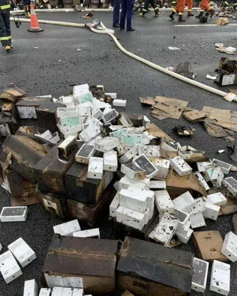 В Китае сгорел грузовик с 20 тысячами iPhone 11 - фото 1