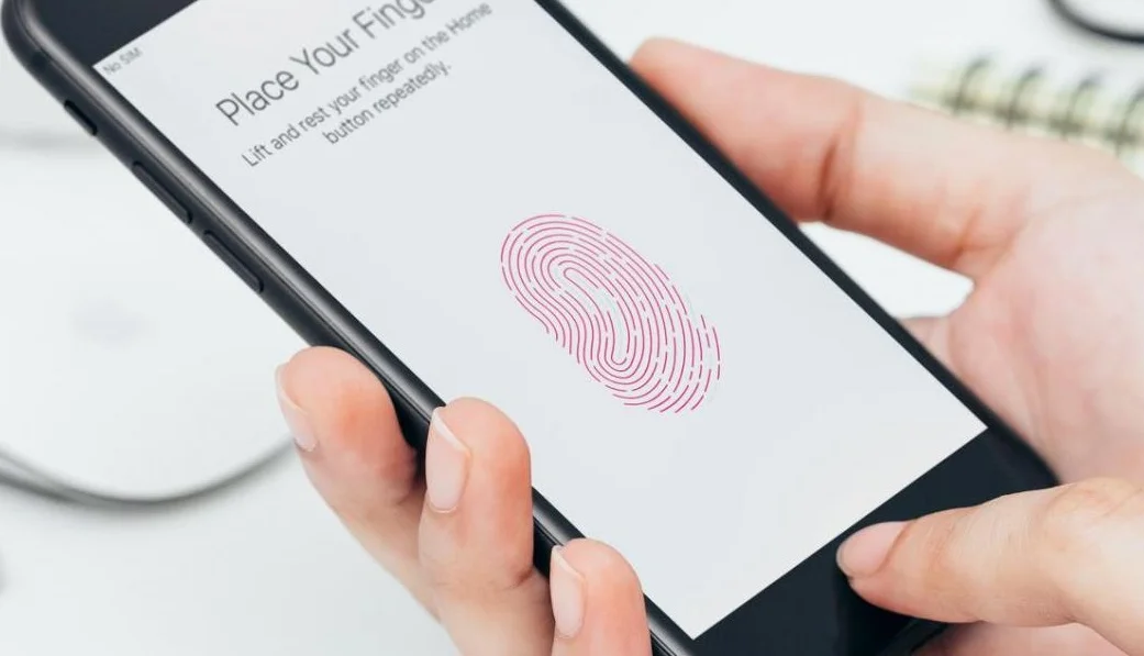 Айфон можно мочить. Touch ID сканер на дверь -iphone. Ноутбук с отпечатком пальца айфон.