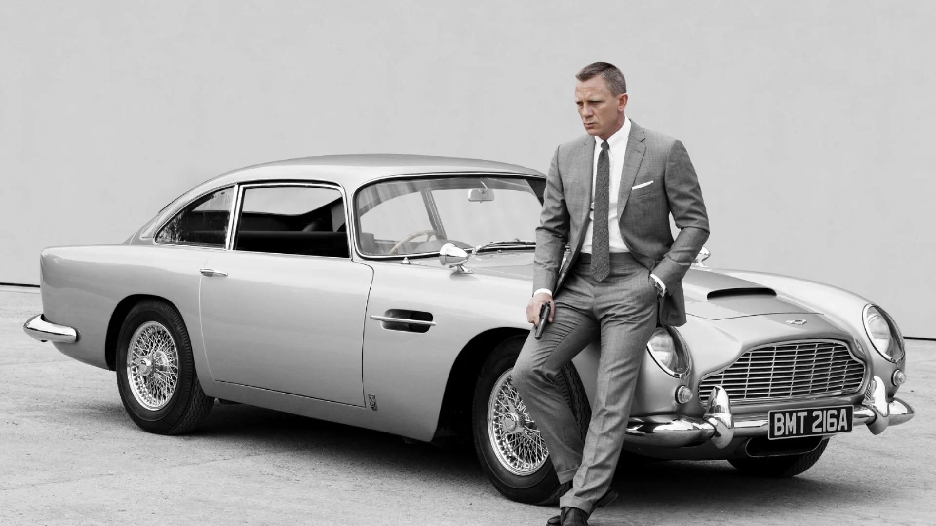 Владелец марки Aston Martin Дэвид Браун плевать хотел, знаете ли, на всю эту вашу киношную возню в целом и на агента 007 в частности. Он вложил в развитие английского бренда не только кошелек, но и душу, и обоснованно считал свое предприятие вполне самодостаточным: Aston Martin к началу шестидесятых не нуждался ни в какой рекламе, а уж тем более — в рекламе при помощи третьеразрядных боевичков. Однако…