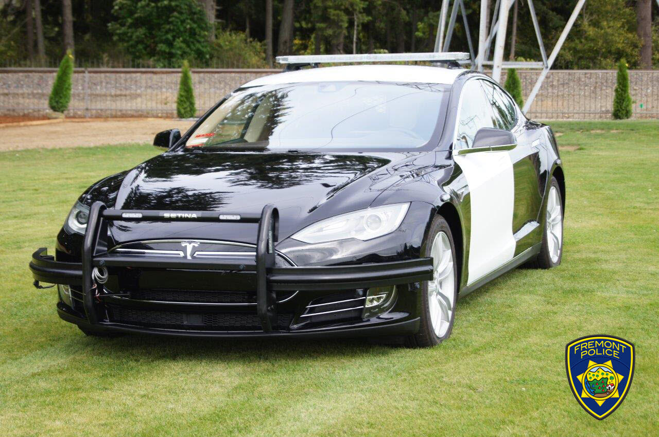 Разряженная Tesla помешала полицейским догнать преступника - фото 1