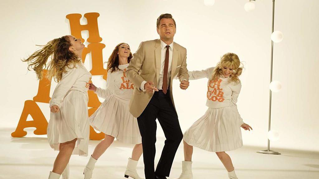 Премьеру «Однажды в… Голливуде» (Once Upon a Time in Hollywood) можно назвать главной сенсацией Каннского фестиваля в этом году. Потому что ее могло не быть. Незадолго до объявления конкурсной программы стало известно, что Тарантино, скорее всего, не успеет смонтировать картину к датам проведения смотра. Благо, опасения не подтвердились. И 21 мая — в день 25 годовщины легендарного «Криминального чтива» — режиссер вновь поднялся по знаменитой ковровой лестнице Дворца фестивалей, чтобы представить свой новый, девятый фильм.