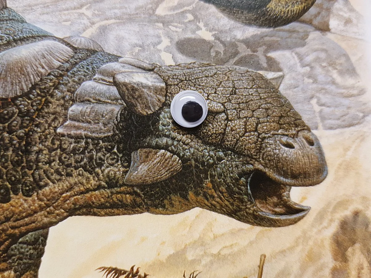 Художница добавила выпученные глаза на изображения динозавров. И они стали выглядеть намного лучше - фото 1