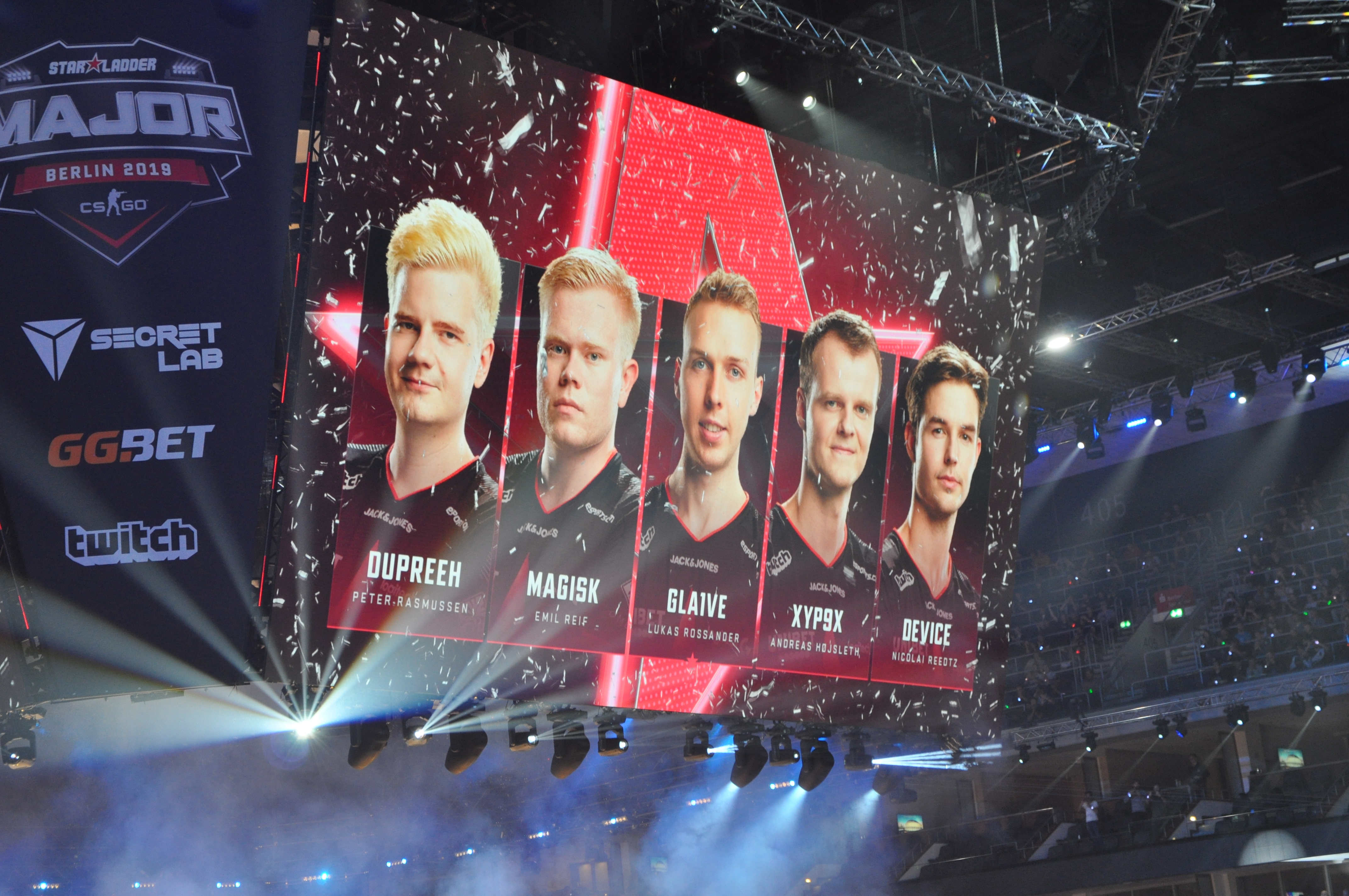 8 сентября в Берлине безоговорочной победой Astralis завершился «мейджор» по CS:GO. Я провел в столице Германии три горячих дня, наполненных красивыми играми и бессонными ночами из-за криков фанатов Astralis и ENCE под окном. Этот турнир не только о CS:GO, он, лично для меня, о том, как можно подать киберспорт, чтобы он был интересен широкой публике и воспринимался как спортивный праздник.