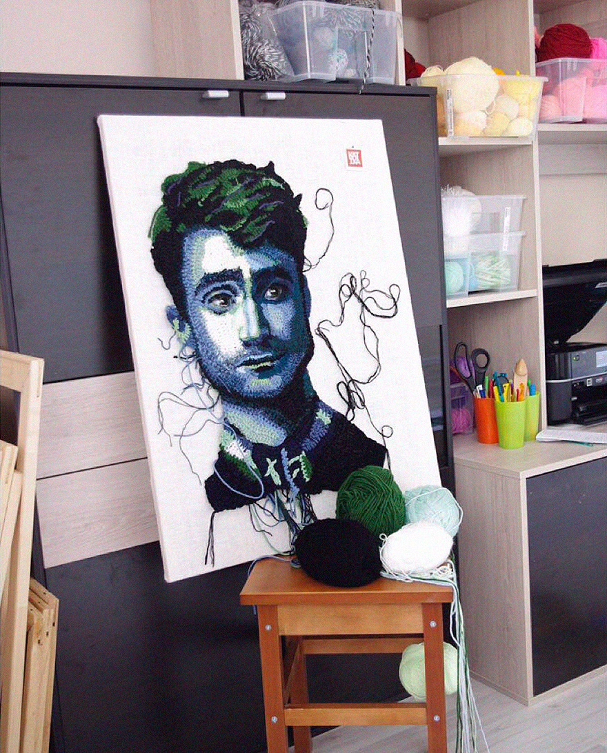 Вязаные Бэтмен и Илон Маск: художница создает крутые портреты из ниток - фото 10