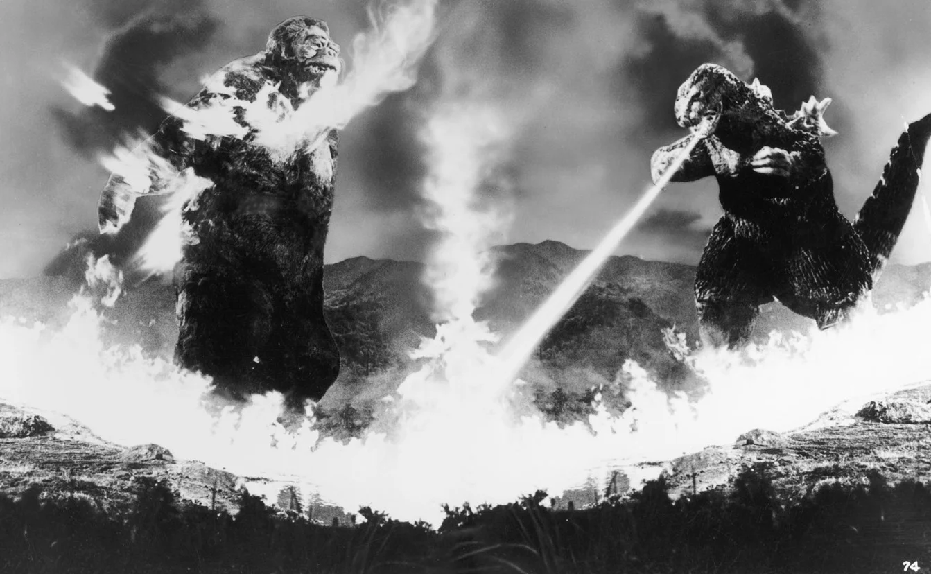 25 марта на экраны выходит фильм «Годзилла против Конга» (Godzilla vs. Kong) — новое противостояние этих персонажей спустя почти 60 лет с их последней встречи. Грандиознее, чем сами Годзи и Кинг Конг, только их влияние на мировую культуру. Разбираемся, какой путь прошли культовые герои японского и американского кино до нового столкновения.