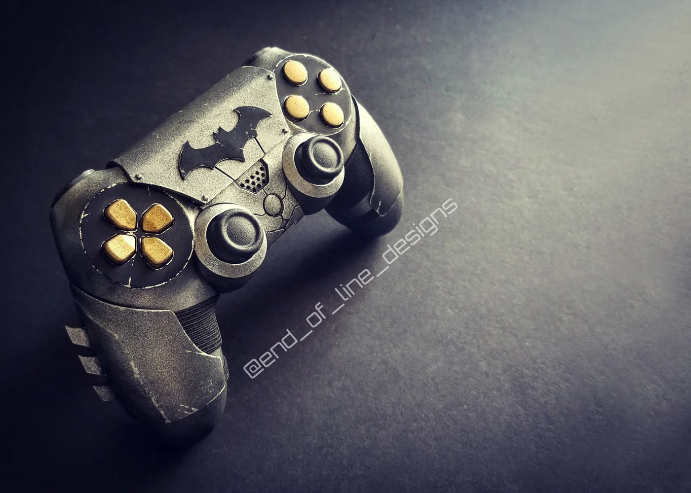 Взгляните на потрясающий контроллер для PS4 в стиле Бэтмена, сделанный вручную - фото 1