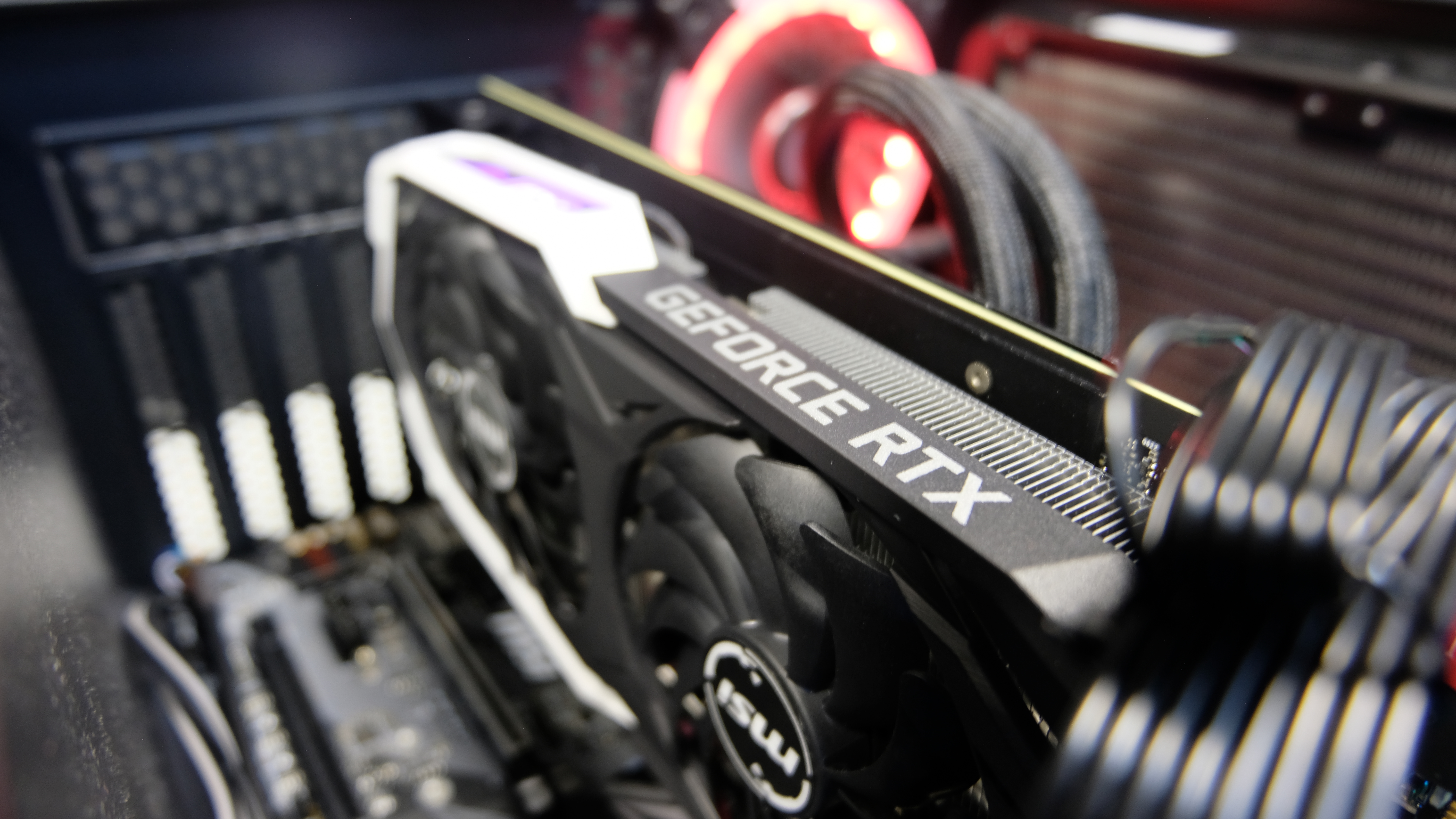 Metro: Exodus стала одной из немногих игр с полноценной поддержкой Nvidia RTX — технологии трассировки лучей. Учитывая, что системные требования у игры и без того довольно высокие, вдвойне интересно посмотреть, «переварит» ли Ray Tracing новенькая RTX 2070 от MSI.