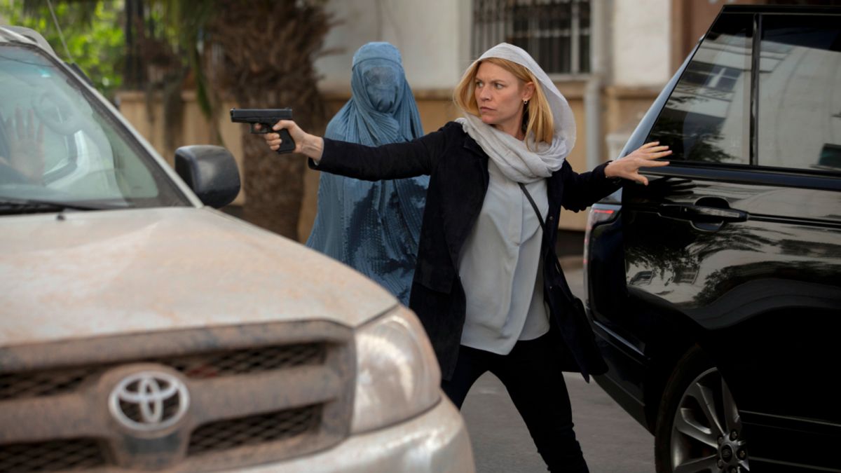 Восьмой, финальный сезон сериала Homeland («Родина») — прямой сиквел лучшего, самого недооцененного сезона этого шоу. В четвертом сезоне, завершив начальную арку о противостоянии агента ЦРУ Кэрри Мэтисон и морпеха-перебежчика Николаса Броуди, создатели решили показать дальнейшие приключения Кэрри в Кабуле и Исламабаде. В восьмом Кэрри возвращается в Афганистан, чтобы вновь встретиться с немногими выжившими коллегами — а также с сотрудниками российской и пакистанской разведок, так здорово переигравших американцев в прошлых сезонах сериала.