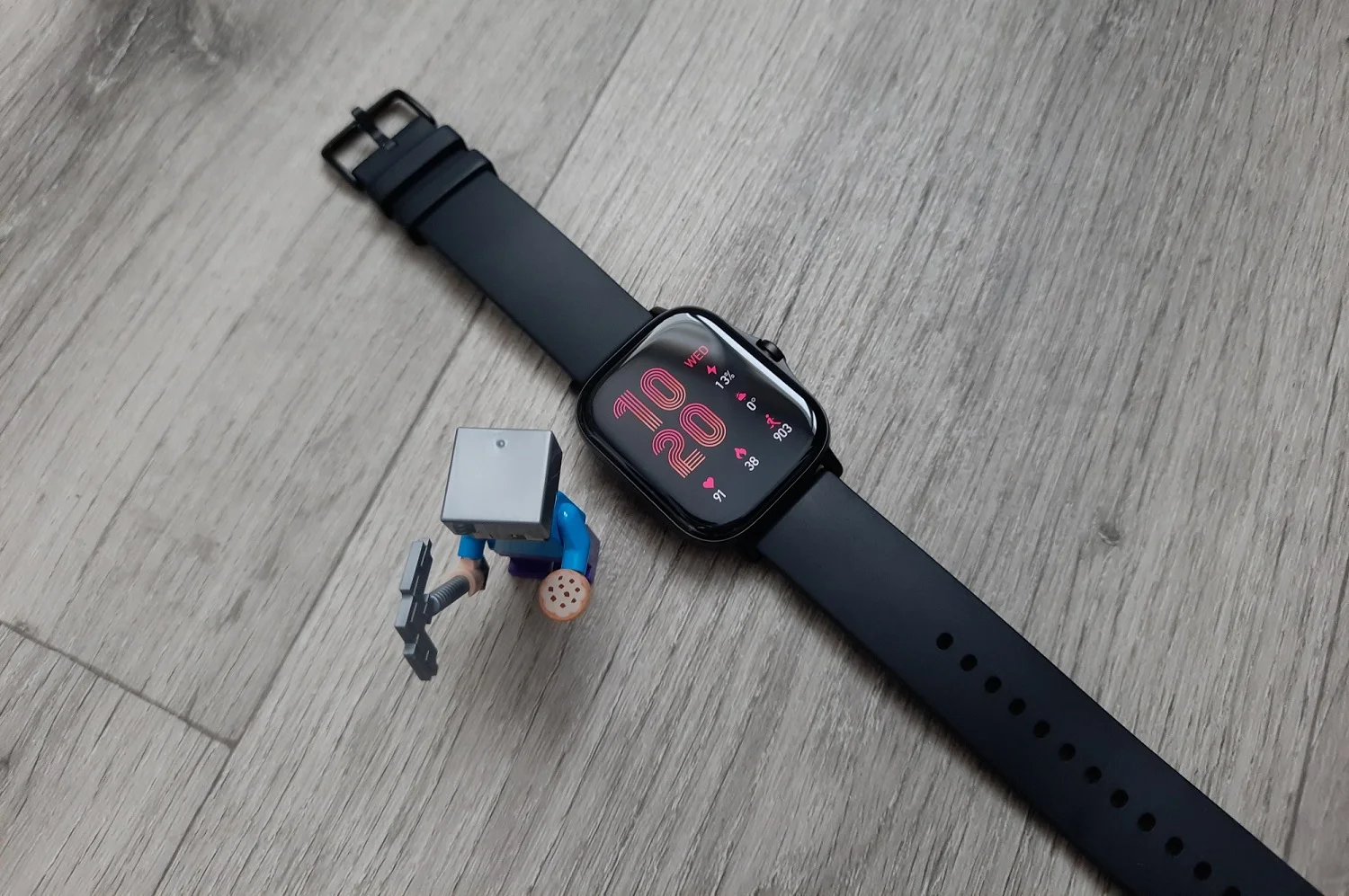 В конце 2020 года Amazfit представила в России премиум-часы GTS 2. В новой модели упор сделали на новых функциях и относительной независимости от смартфона, а дизайн с реверансом в сторону Apple Watch оставил, как и у первой версии. Некоторые полезные доработки есть и снаружи, но обо всем и по порядку читайте в материале ниже.