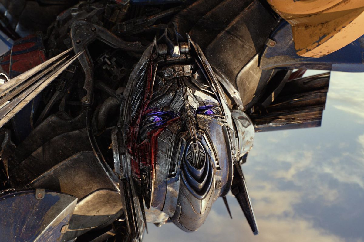 Боевые сцены в фильмах серии «Трансформеры» можно смотреть хоть «кверху дном», настолько там перегружена картинка и хореография (и вообще дизайн роботов). Существует даже легенда, что на одном известном сайте постер творения Майкла Бэя с Оптимусом Праймом повесили перевернутым, и этого неделю никто не замечал. А смогли бы заметить вы? В нашем тесте мы перевернули часть боевых сцен из «Трансформеров», ваша задача — угадать, где оригинальный кадр, а где мы повернули все на 180 градусов.