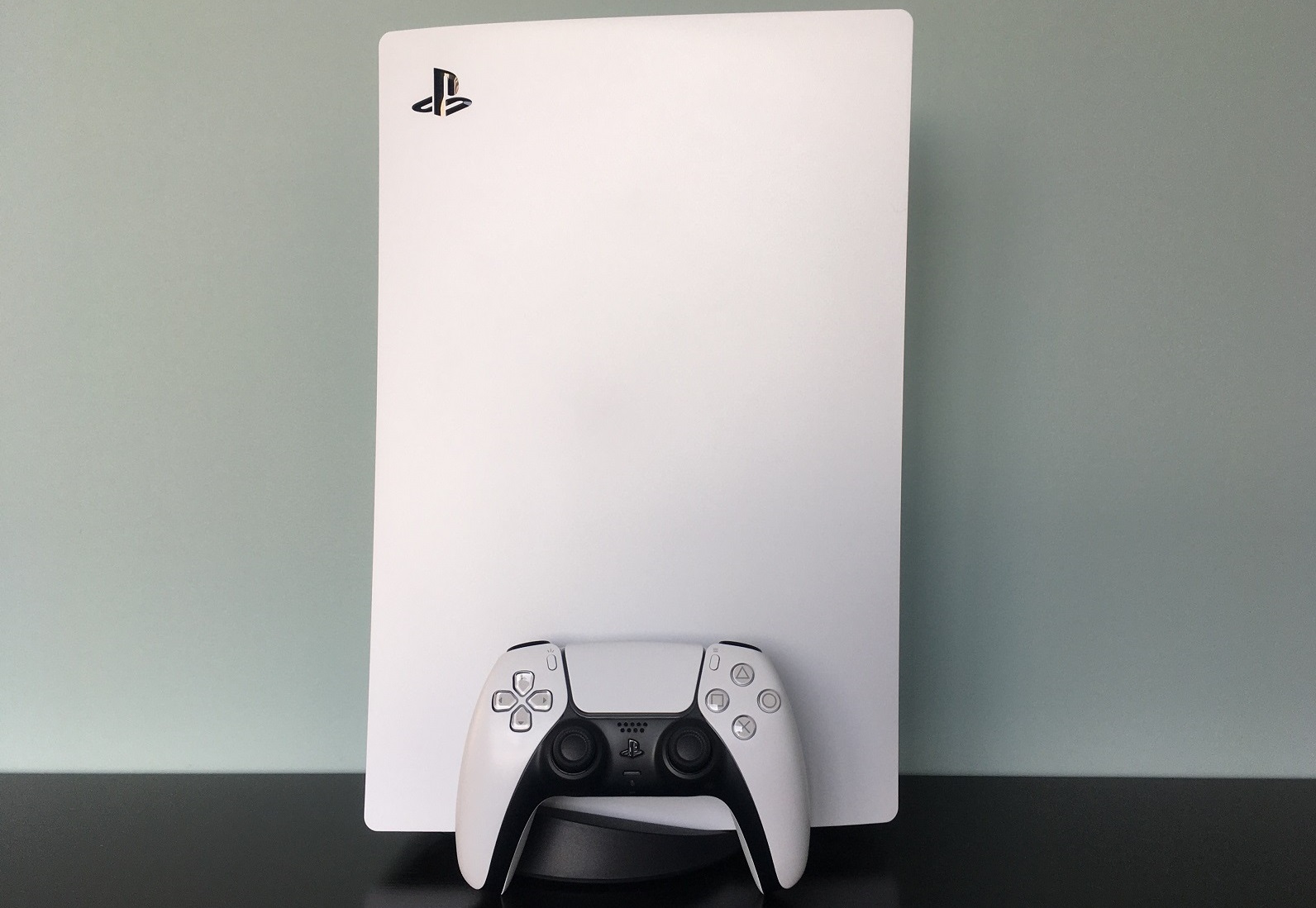 Недавно до «Канобу», вслед за Xbox Series X, наконец добралась и PlayStation 5. Мы провели с новой консолью Sony почти неделю, поиграли в новинки вроде ремейка Demonʼs Souls и Spider-Man: Miles Morales и старые игры для PS4, которые без проблем запускаются на PS5, и собрали все наши впечатления в этом обзоре. Если пересказать их кратко, то да, PlayStation 5 куда больше похожа на консоль следующего поколения, чем новые Xbox, однако это не делает ее однозначным победителем на этом этапе противостояния.