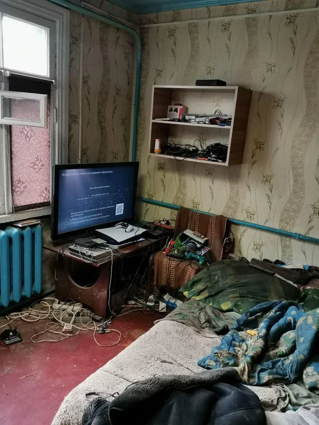 PS5 поставили в очень грязную белорусскую квартиру. Иностранцы хотят скинуться на веник [Обновлено] - фото 1