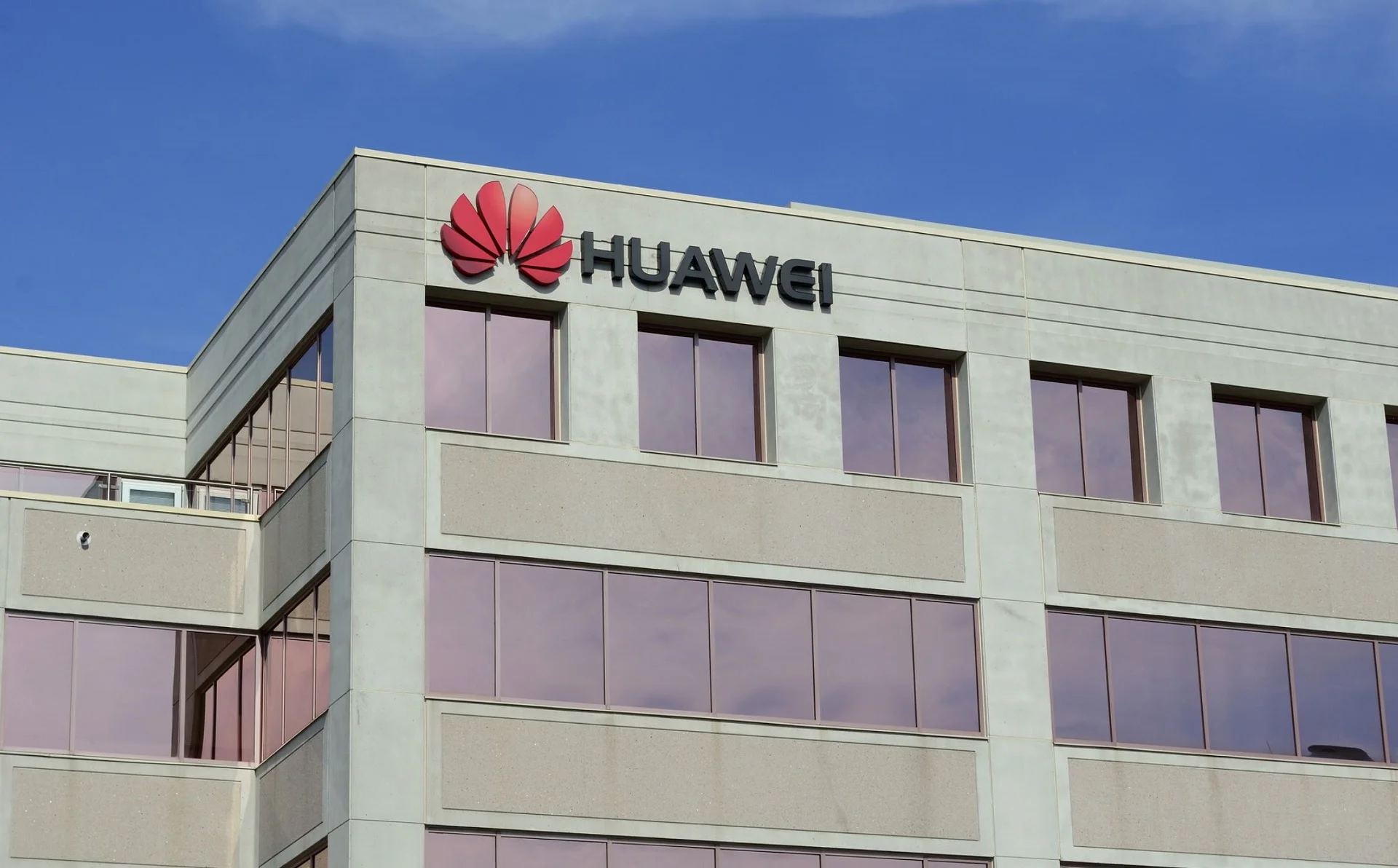Волна отказов нарастает: работать с Huawei отказалась Panasonic, а Toshiba приостановила поставки - фото 1