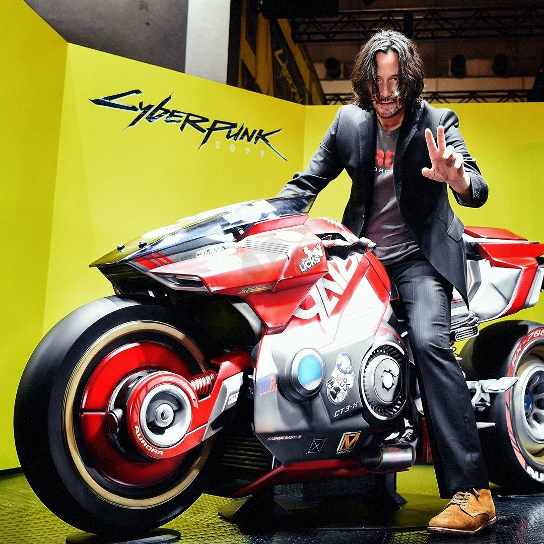Икуми Накамура примерила ушанку и мотоцикл из Cyberpunk 2077 - фото 1