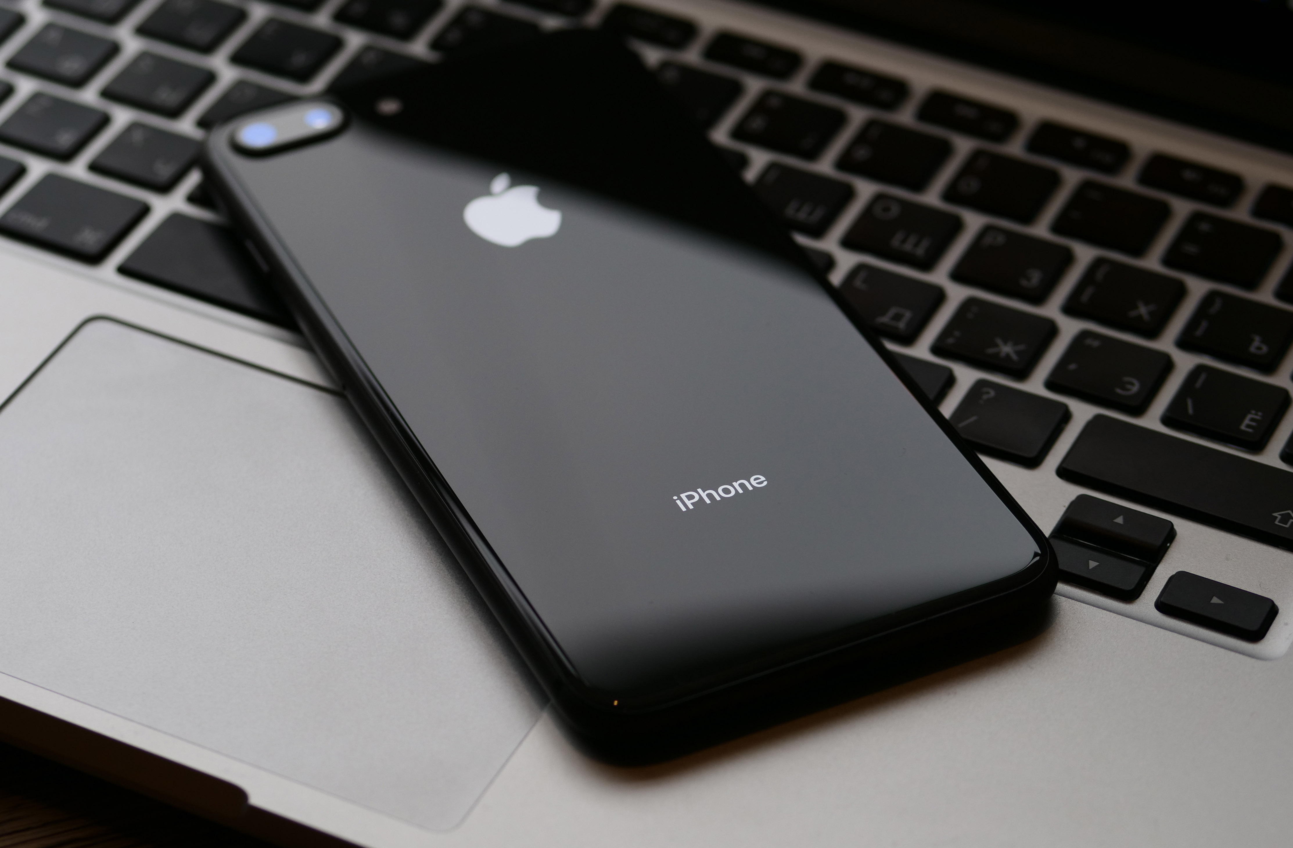 iPhone X — это самый дорогой смартфон компании Apple, минимальная модель которого стоит 79 990 ₽, это смартфон не для всех. С его выходом про восьмое поколение все забыли. Вот десять преимуществ iPhone 8 Plus над iPhone X.