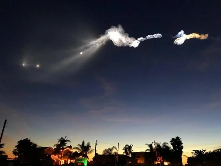 «НЛО атакует»: безумно красивый запуск ракеты Falcon 9 напугал местных жителей - фото 1