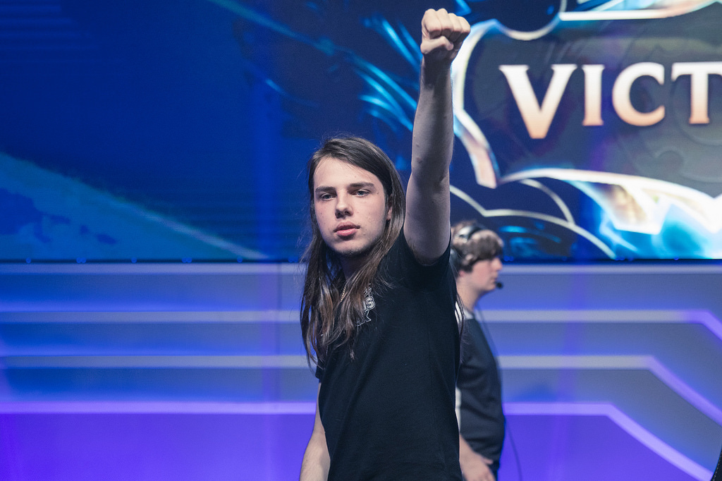 «Мы все сидим с голой жопой». Профессионального игрока в LoL бомбануло прямо на стриме - фото 1