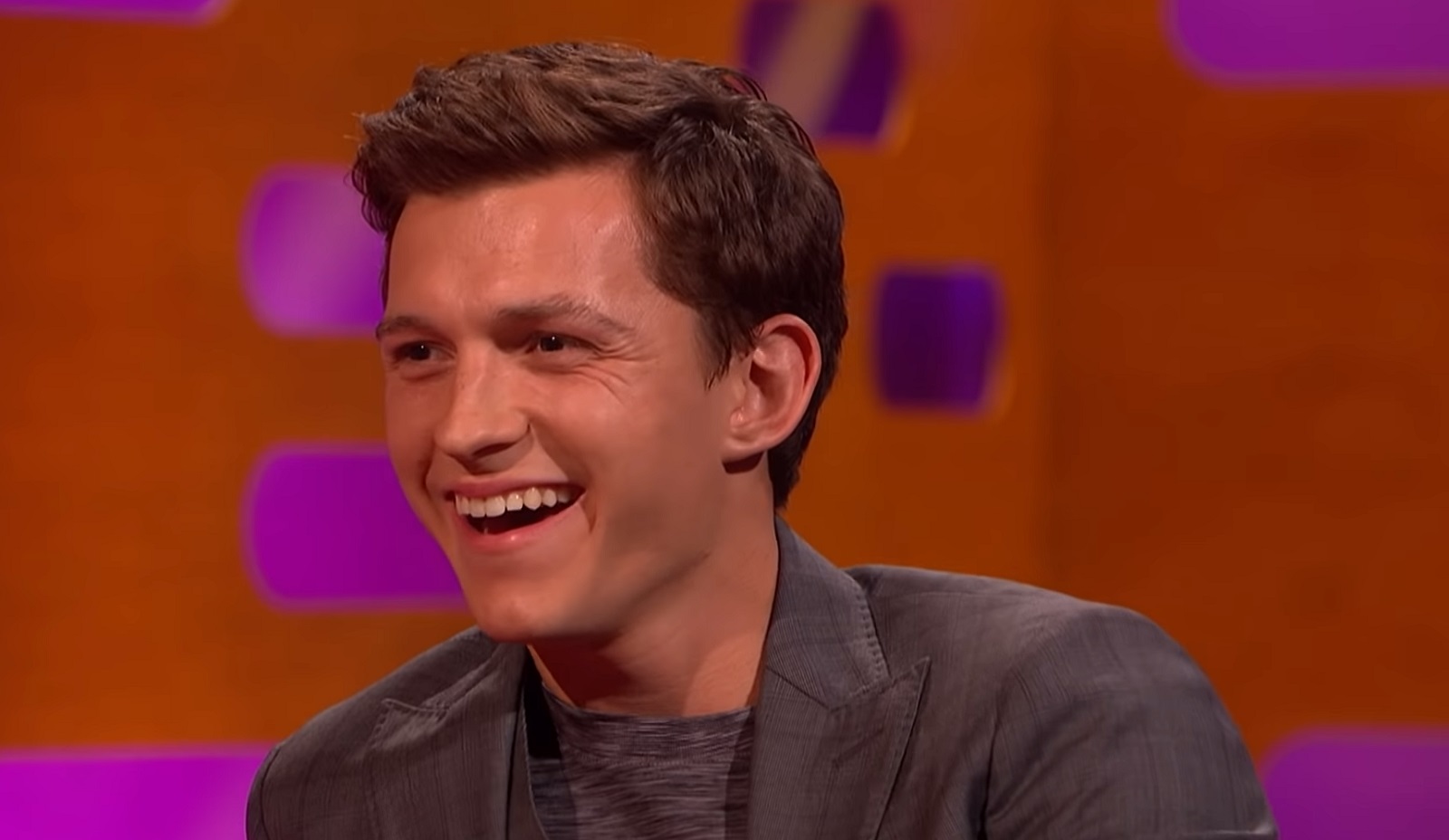 Tom day. Том Холланд 2019 улыбка. Том Холланд у Грэма Нортона. Graham Norton show Tom Holland. Том Холланд на шоу Грэма Нортона на английском с субтитрами.