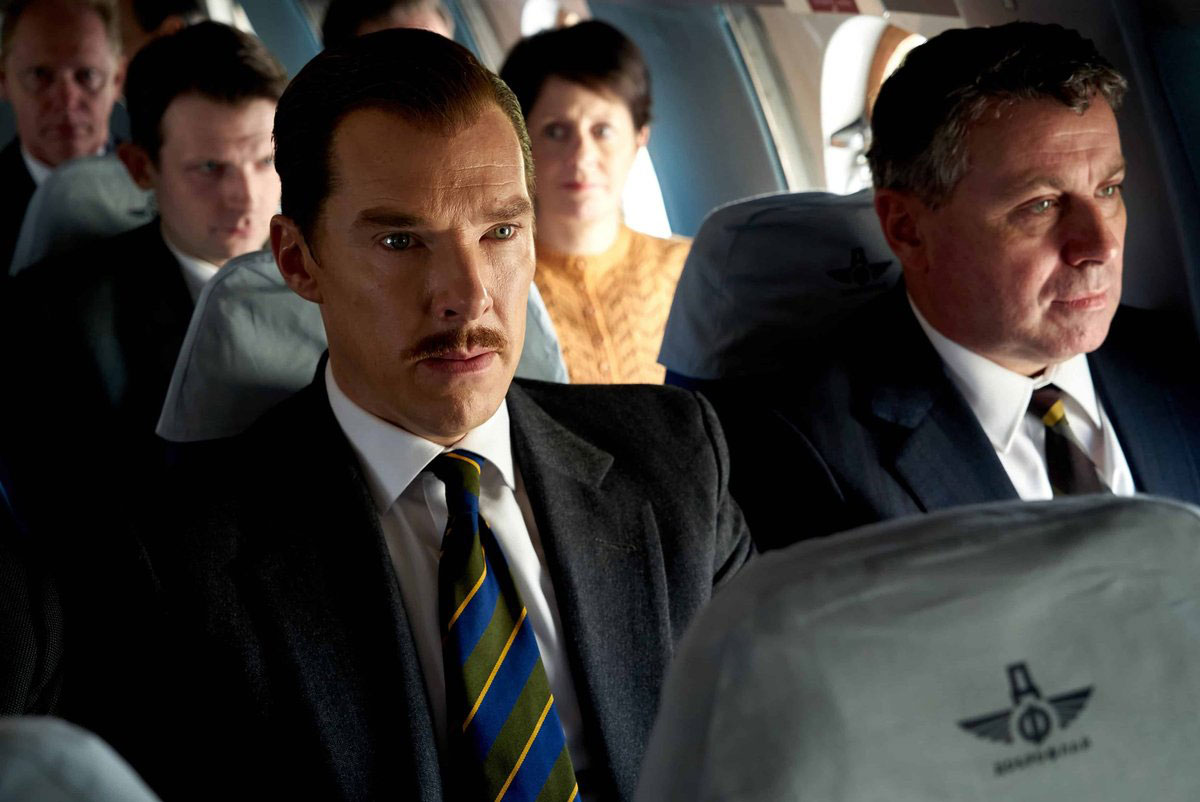 18 марта в российских кинотеатрах выходит драма The Courier, локализованная у нас как «Игры шпионов». В ней Бенедикт Камбербэтч играет британского бизнесмена Гревилла Винна — реальную историческую персону. Поддерживая связь с американским разведчиком, он значительно повлиял на разрешение Карибского кризиса. Рассказываем, почему на классический шпионский триллер стоит обратить внимание.