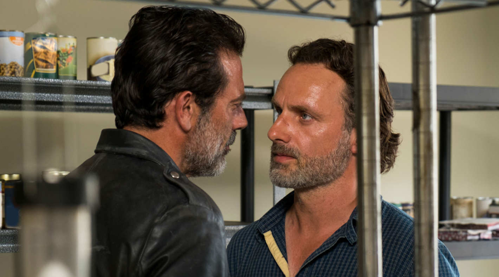 Ниган соскучился по Рику Граймсу. Теперь он делает селфи с его фотографиями  - фото 1