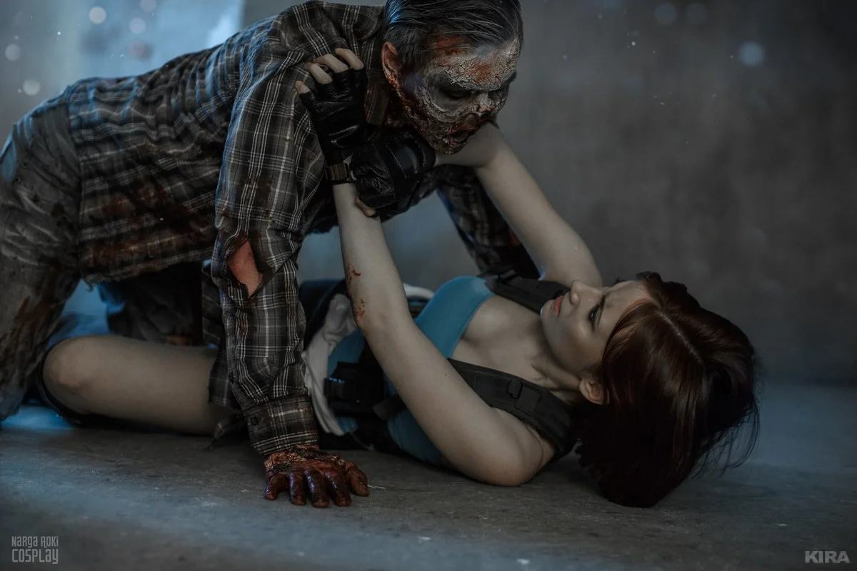 Косплей дня: Джилл Валентайн из Resident Evil 3: Nemesis﻿ сражается с зомби - фото 18