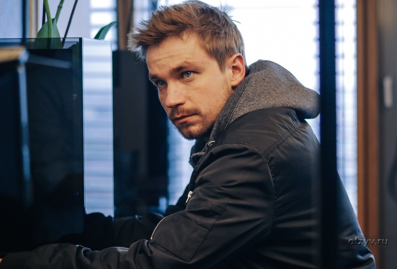 26 сентября в российский прокат выходит шпионский триллер «Герой» с Александром Петровым и Владимиром Машковым в главных ролях. Мне удалось увидеть фильм на несколько дней раньше и понять одну простую вещь: лавры супергеройского кино не дают спокойно спать по ночам отечественному кинотворцу. Разбираем все заимствования фильма «Герой» из кинокомиксов.