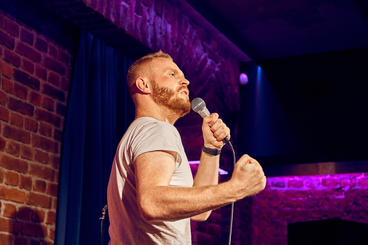 По просьбе Kanobu российский стендап-комик Евгений Чебатков собрал нетрадиционный топ 5 американских стендаперов, озвучив небольшие отрывки из их наиболее интересных выступлений. Здесь нет ранжирования по местам, поскольку юмор и комедия — невероятно субъективные вещи.