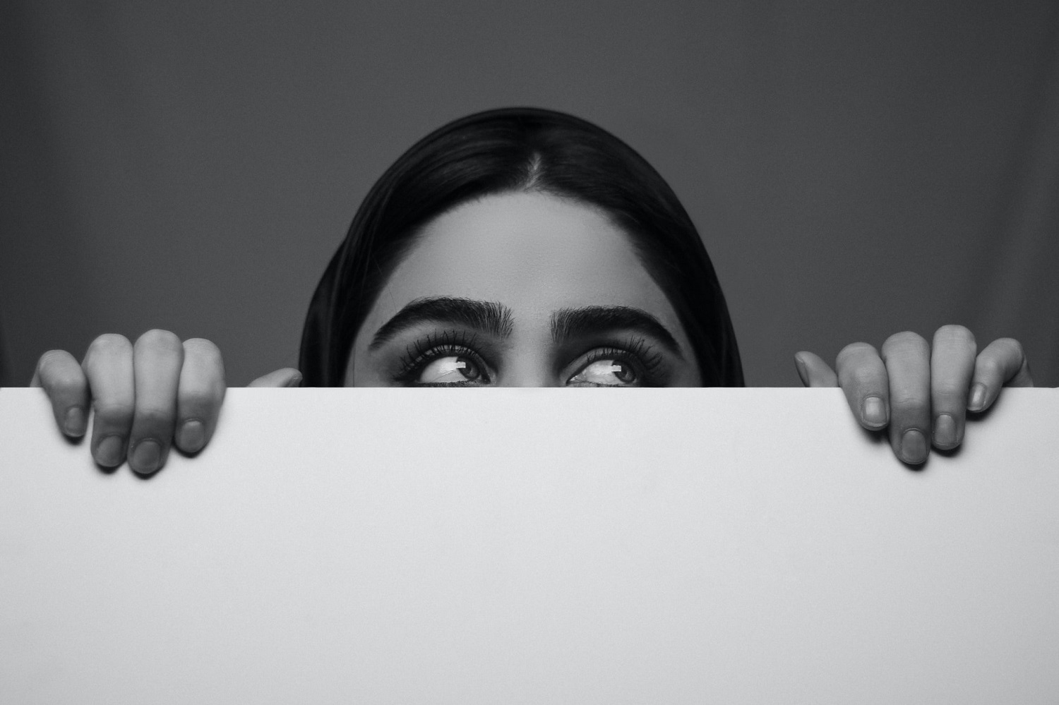 Если ты не Егор Крид и не Артем Дзюба, то девушки вряд ли сами к тебе подкатывают. Традиционное знакомство предполагает, что первый шаг делает мужчина. Однако среди представителей мужского пола много робких и застенчивых ребят, для которых познакомиться с девушкой — настоящая пытка. А это напрямую влияет на личную жизнь.<br /><br />Таким мужчинам редко удается быть с той, которая им действительно нравится. Идеальный вариант для подобных парней — девушка, которая сама все решит. Подойдет, подмигнет, познакомится. Да и в целом огромное количество мужчин мечтают, чтобы девушки делали первый шаг, сами предлагали общение, становились инициаторами поцелуев и всего остального. Сказка!