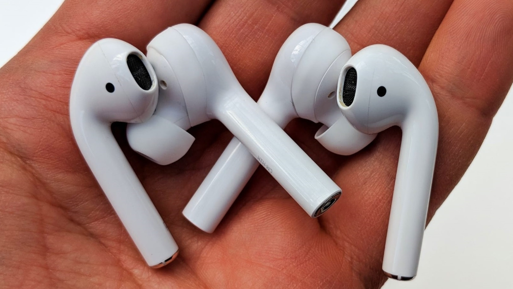 7 сентября 2016 года компания Apple представила полностью беспроводные наушники AirPods. Новинка быстро стала хитом, запустила новый тренд и десятки моделей подражателей. И если сначала нам предлагали дешевые китайские подделки, то со временем вышло много достойных новинок. В этой подборке мы собрали 10 лучших полностью беспроводных наушников, которые выглядят, звучат и работают ничуть не хуже AirPods и часто превосходят их по качеству, возможностям и даже цене. 