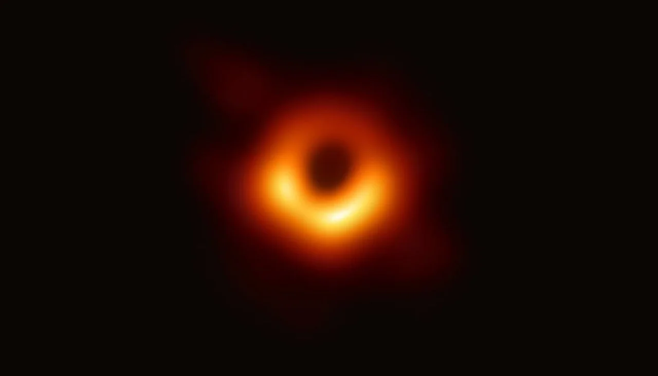 Это вам не «Интерстеллар» — ученые представили первое в истории фото черной дыры - фото 2