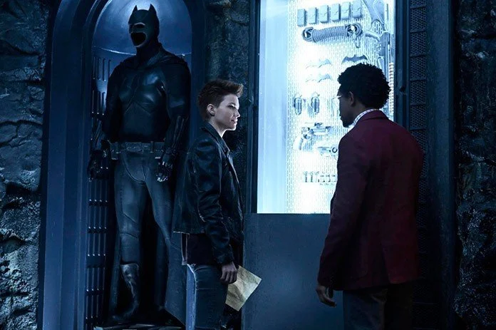 Первый постер сериала «Бэтвумен», а также кадр с костюмом Бэтмена. Обновлено: и полноценный трейлер! - фото 2