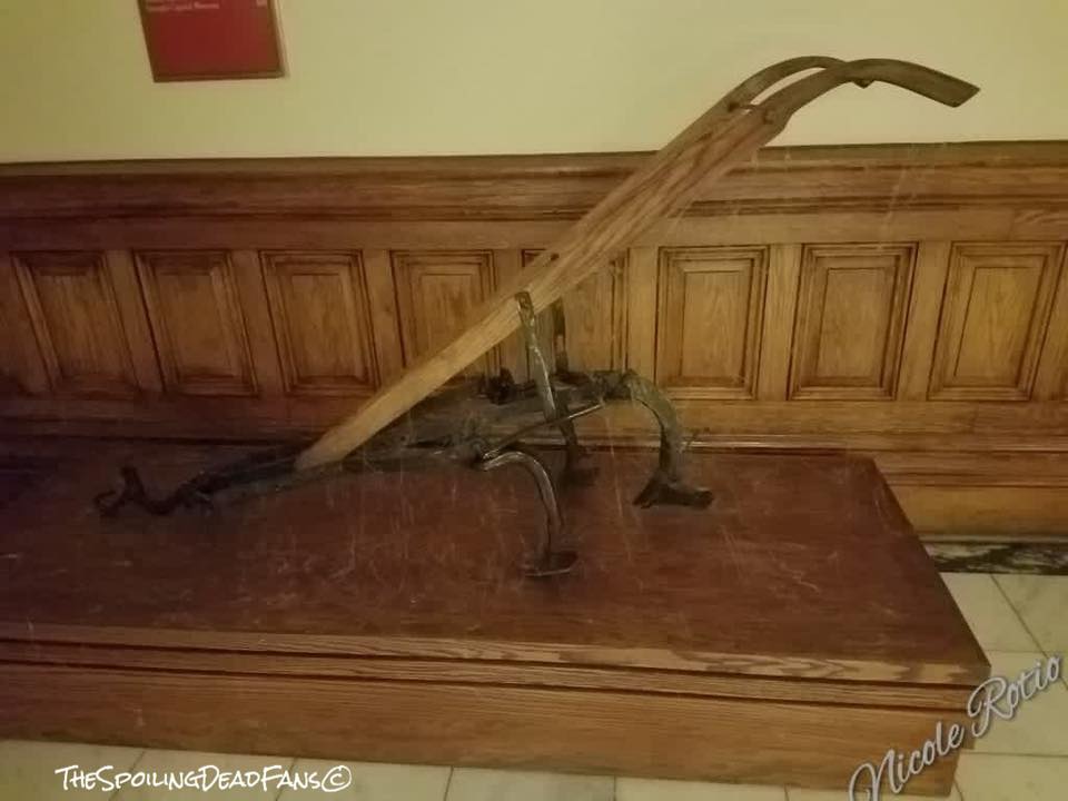 Что Рик и его люди забыли в Вашингтоне? Новые фото со съемок 9 сезона «Ходячих мертвецов» - фото 14