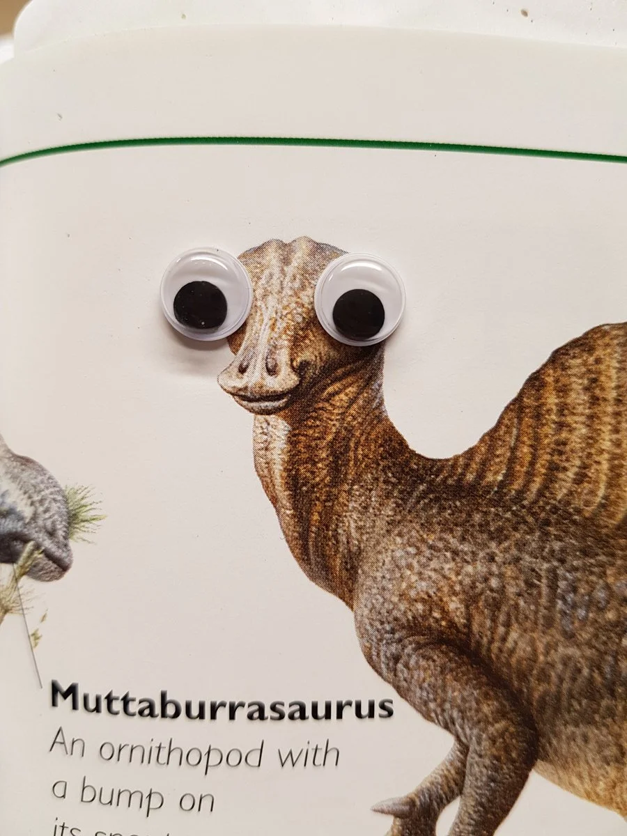 Художница добавила выпученные глаза на изображения динозавров. И они стали выглядеть намного лучше - фото 7