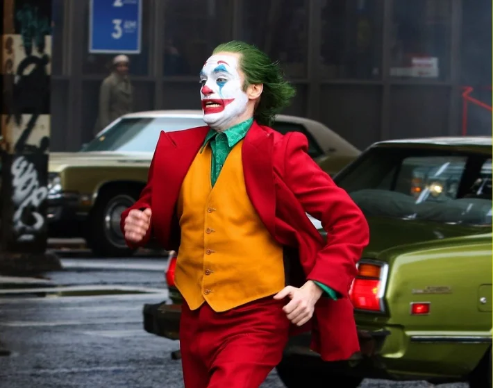 Шикарные фото: Хоакин Феникс участвует в съемках опасного трюка для сольного «Джокера» - фото 1