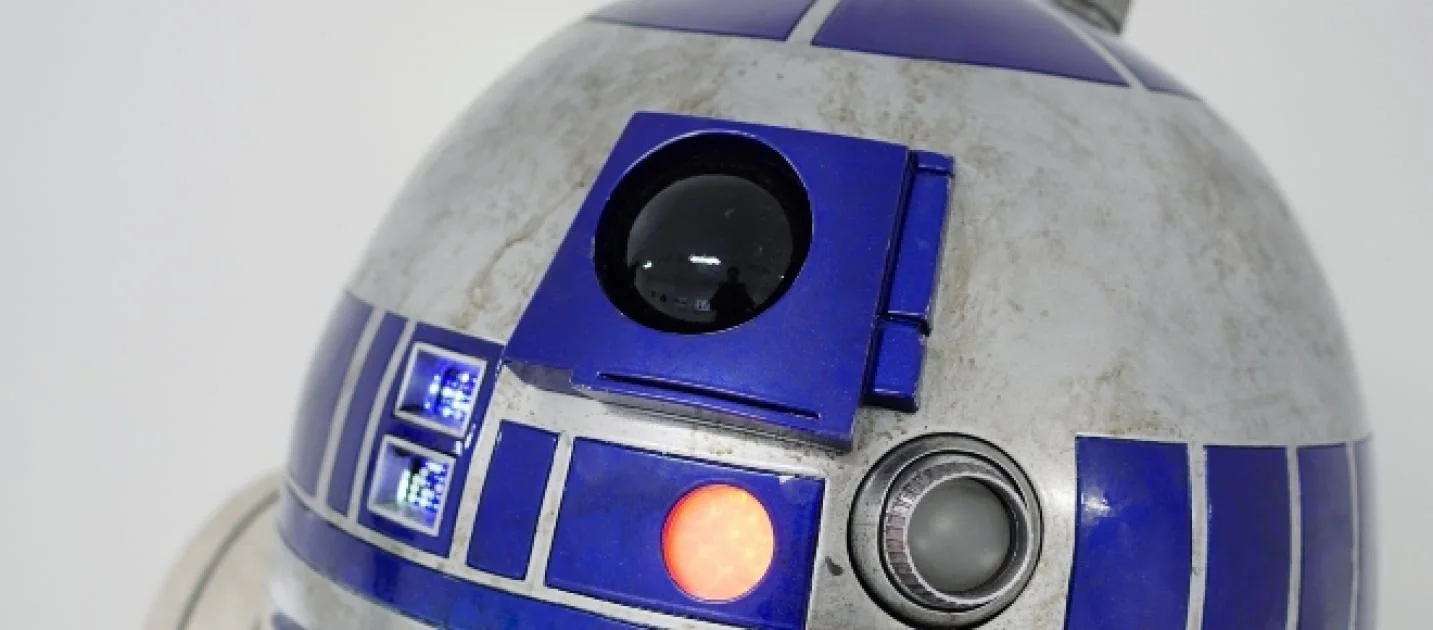 R2-D2 — дроид-астромеханик, который считается одним из символов вселенной «Звёздных Войн». На прошлой неделе к нам в редакцию приехали первые пять выпусков еженедельного издания DeAgostini «Собери своего R2-D2». Что в него входит, какие плюсы дает подписка, и кому мимо него проходить ни в коем случае не стоит, расскажем в этом материале.