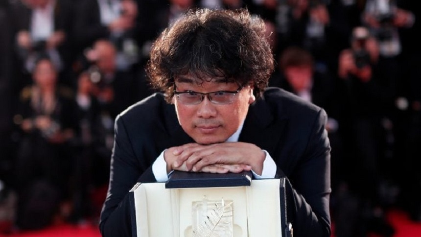 Идущий в российских кинотеатрах фильм «Паразиты» (Parasite) — уже сейчас одно из главных кинособытий 2019 года, причем далеко не только из-за золота в Каннах. Корейский режиссер и сценарист Пон Чжун Хо в новой работе поднялся до уровня своих безусловных шедевров «Воспоминания об убийстве» и «Мать», а в чем-то даже и превзошел их. «Канобу» удалось пообщаться с великим кинематографистом о работе над картиной и планах на будущее.