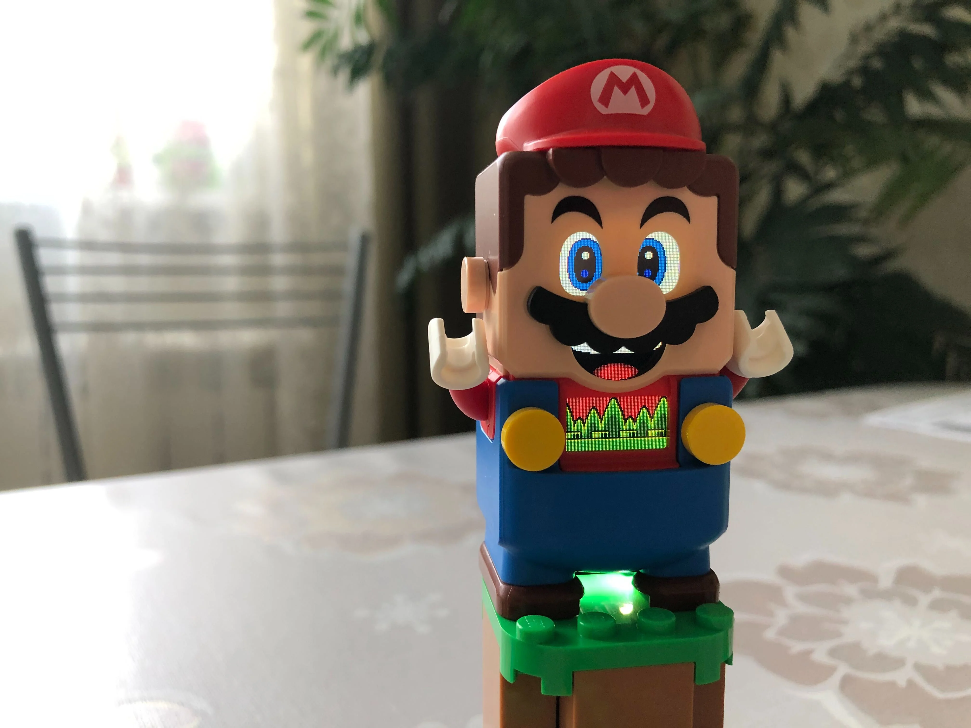1 августа LEGO выпустит набор по игре Super Mario Bros. Нас ждут Марио, монеты и грибы, а также оппоненты слесаря. Новый набор отличается от классических вариантов конструктора — LEGO удалось создать из кубиков настоящую настольную игру. Редакция «Канобу» ознакомилась с набором заранее и делится своим мнением.