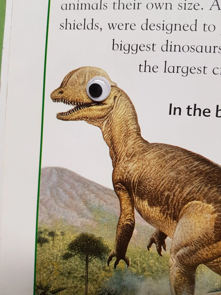Художница добавила выпученные глаза на изображения динозавров. И они стали выглядеть намного лучше - фото 12