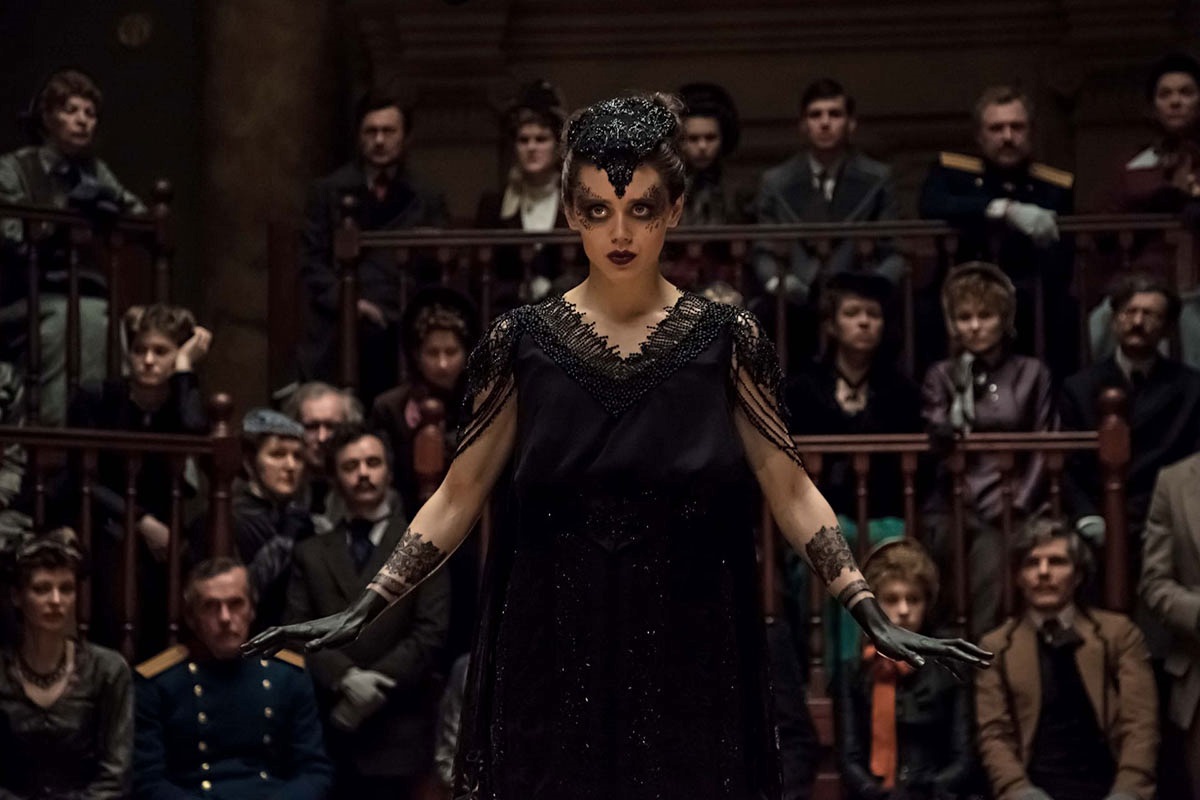 7 ноября на экраны РФ выходит фильм «Девятая» — мистический детектив о расследовании серийных убийств в Санкт-Петербурге 19 века с Евгением Цыгановым.