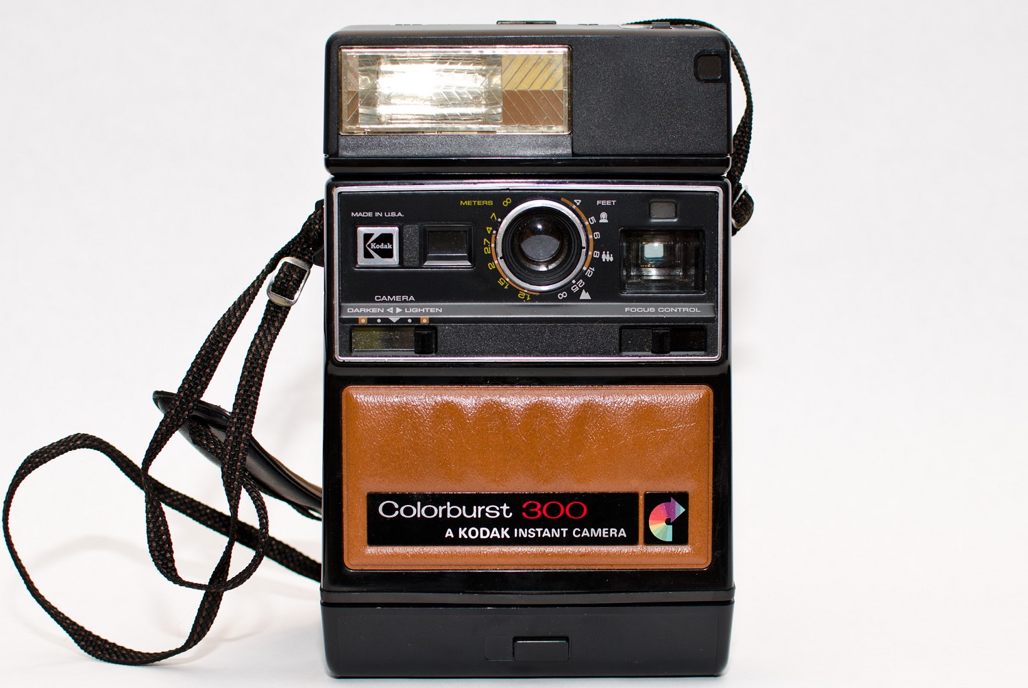 В 1978 году компания Kodak представила нечто невероятное — фотоаппарат Colorburst 300, который буквально за несколько секунд делал и печатал цветные фотографии невероятного (на то время) качества.