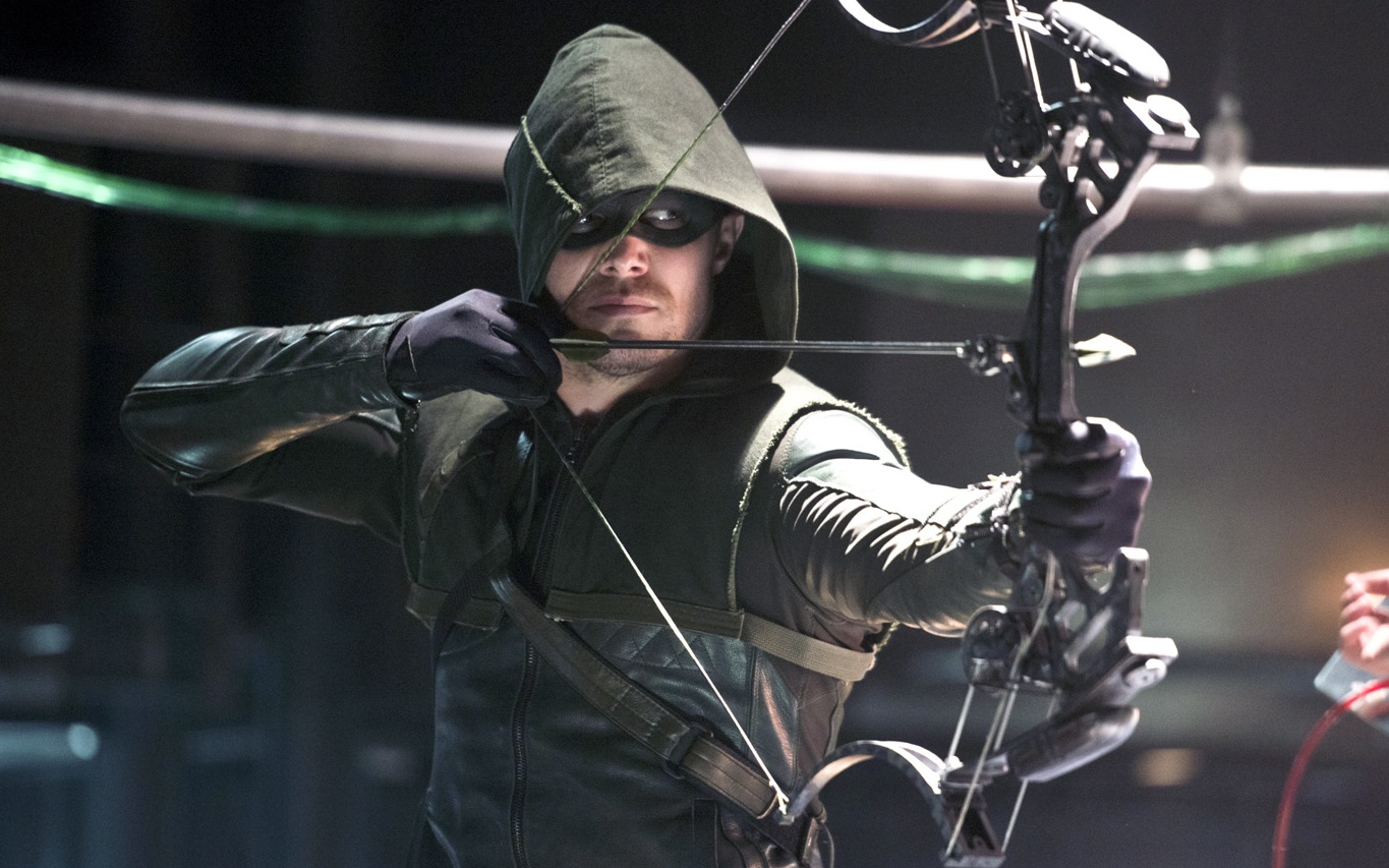 2012 год выдался очень важным для фанатов вселенной DC. Именно тогда канал The CW запустил сериал «Стрела» (Arrow), быстро завоевавший сердца зрителей и положивший начало вселенной Стрелы (да и не только его). В октябре 2019-го стартовал последний сезон этого уже легендарного сериала. В честь этого вспомним корни успеха Стрелы — с чего все начиналось?