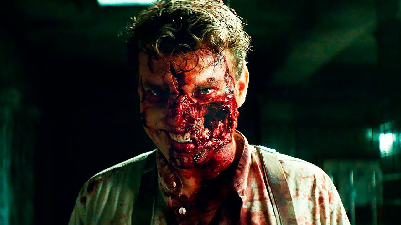 Восьмого ноября в наших кинотеатрах вышел «Оверлорд», фантастический триллер про эксперименты нацистов в оккупированной Франции в 1944 году, спродюсированный Джей Джей Абрамсом. Считалось, что картина входит с киновселенную «Кловерфилда» вместе с «Монстро», «Кловерфилд, 10» и «Парадокс Кловерфилда», но выяснилось, что «Оверлорд» с ней не связан и существует автономно.