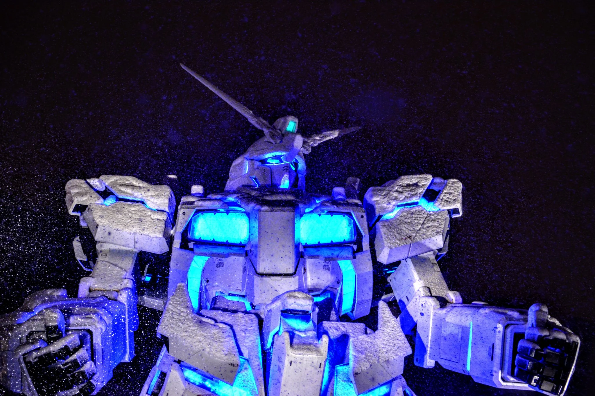 Такого вы еще не видели! Японские гигантские боевые роботы в снегу - фото 1