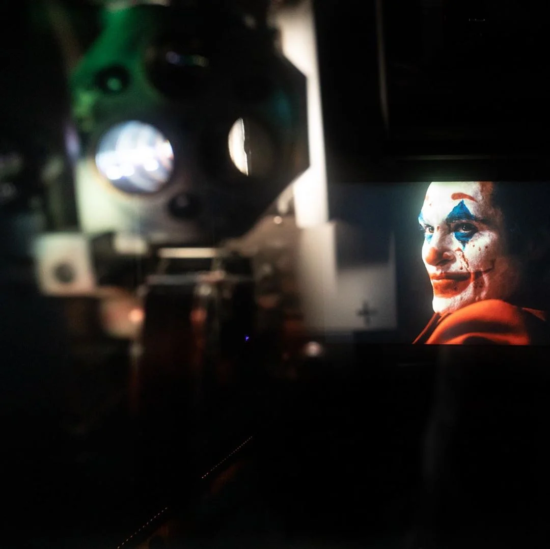 Хоакин Феникс обнимается с Тоддом Филлипсом на потрясающих кадрах со съемок «Джокера» - фото 13