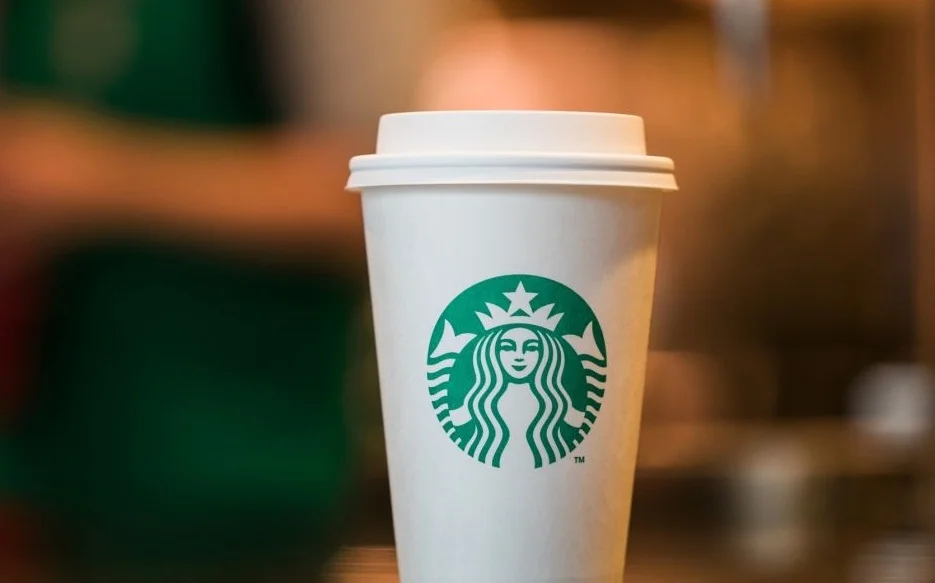 В 4 серии 8 сезона «Игры престолов» нашли стаканчик из Starbucks. Пасхалка или ляп? - фото 1