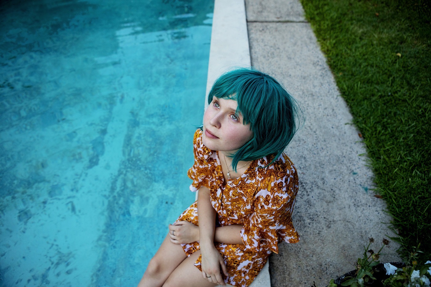 Сегодня, 13 августа, фильм Шеннон Мерфи «Молочные зубы» (Babyteeth) появился в российских кинотеатрах. Разбираем, как трагикомичная история любви тяжело больной девушки и наркомана выходит на рамки слезовыжимательных драм о людях с серьезными заболеваниями.