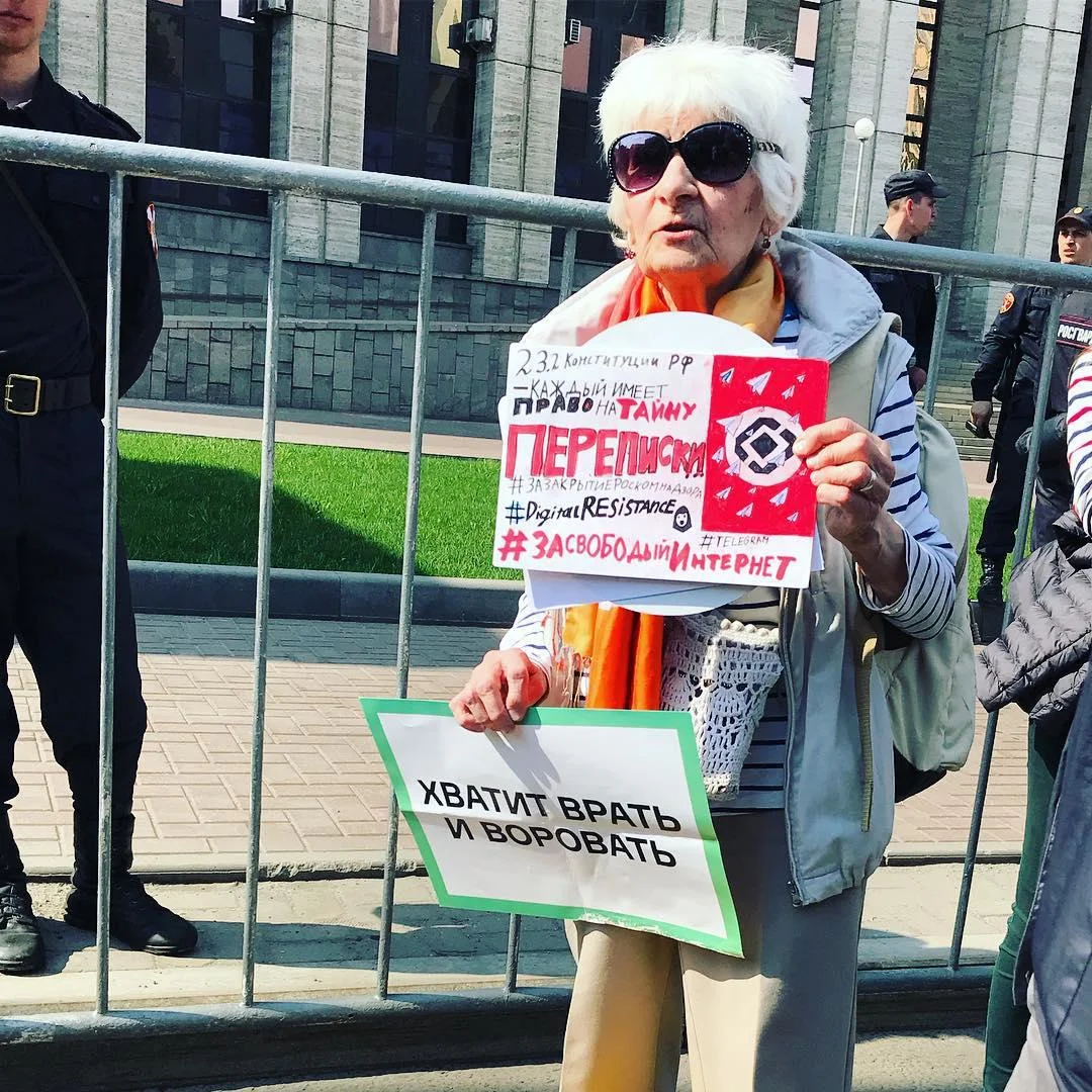 «Себе заблокируй»: как люди отреагировали на митинг против блокировки Telegram - фото 16
